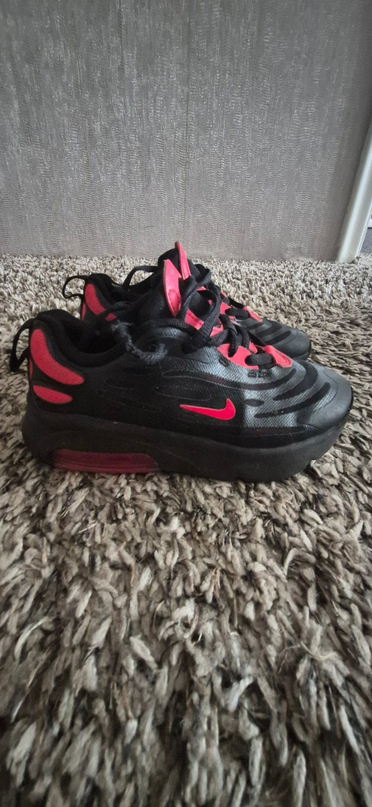 super mooie nike Air Max Exosense - Zwart/Rood, Kinderen en Baby's, Ophalen of Verzenden, Zo goed als nieuw, Nike, Jongen of Meisje