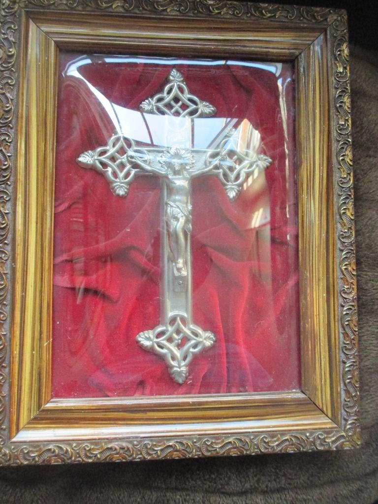 Antiek kruisbeeld met bol glas, Ophalen