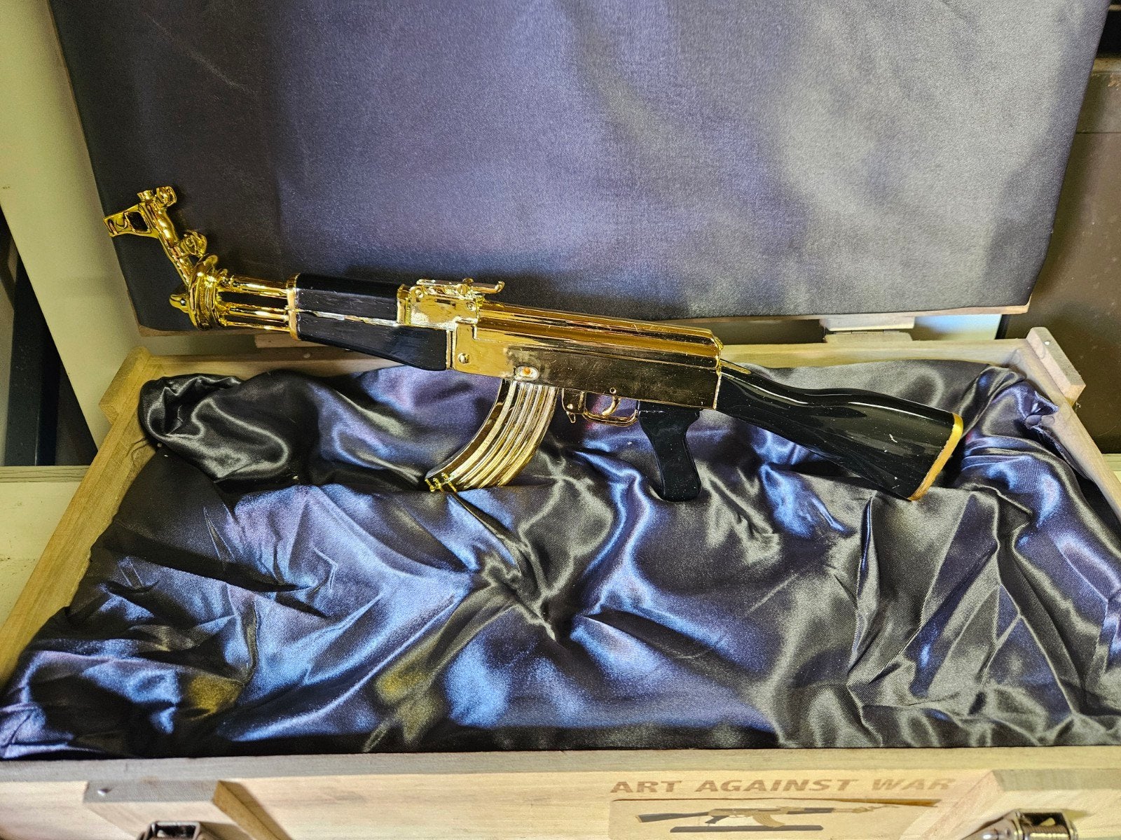 Art Against War AK-47 Peace Edition - Gouden Decoratie, Ophalen of Verzenden