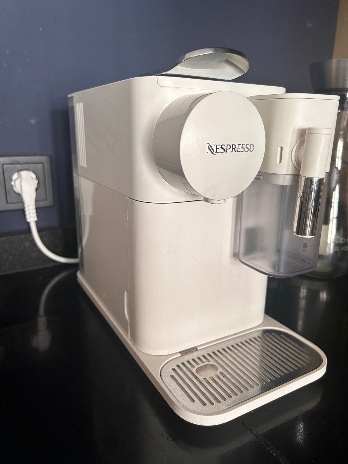 Nespresso De'Longhi Lattissima One - Perfecte Melkkoffie, Witgoed en Apparatuur, Koffiezetapparaten, Gebruikt, Koffiepads en cups
