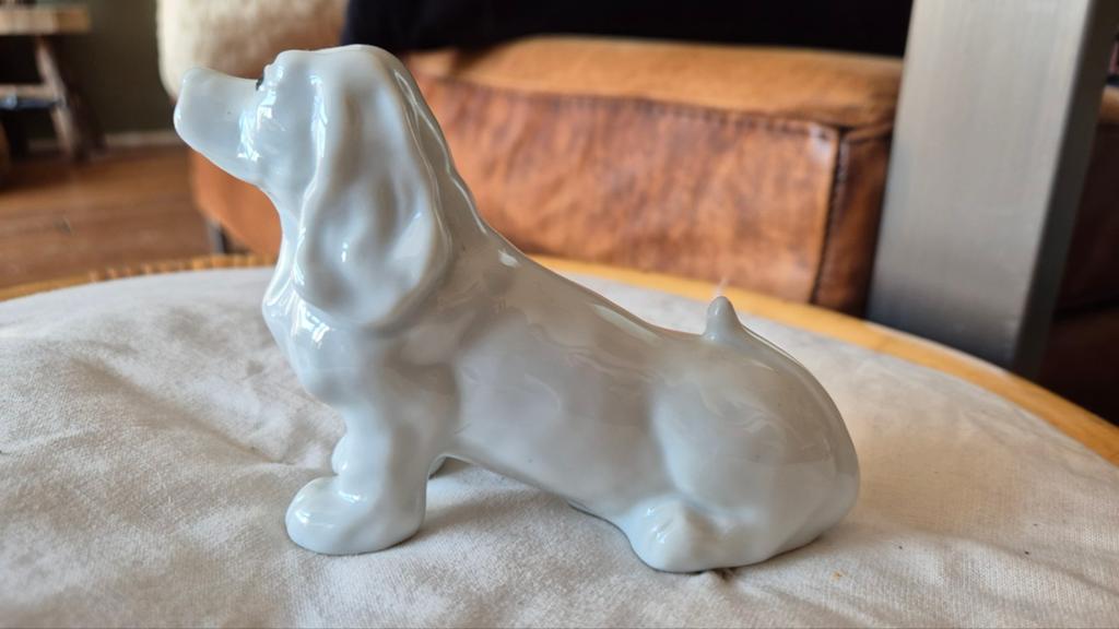 Wit porseleinen beeldje van een hond vintage, Verzamelen, Beelden en Beeldjes, Ophalen of Verzenden, Zo goed als nieuw, Dier