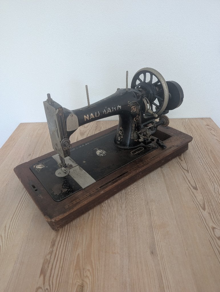 Antieke Naumann Regina handnaaimachine, Klasse 9, Ophalen