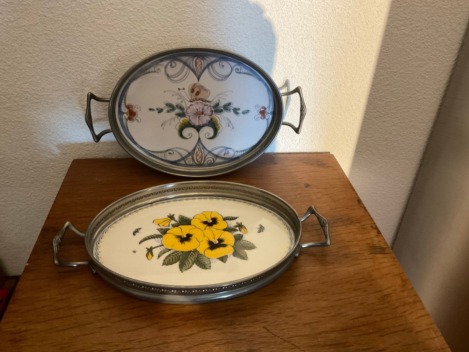2 Vintage dienblaadje Tin met Porcelein, Antiek en Kunst, Ophalen of Verzenden