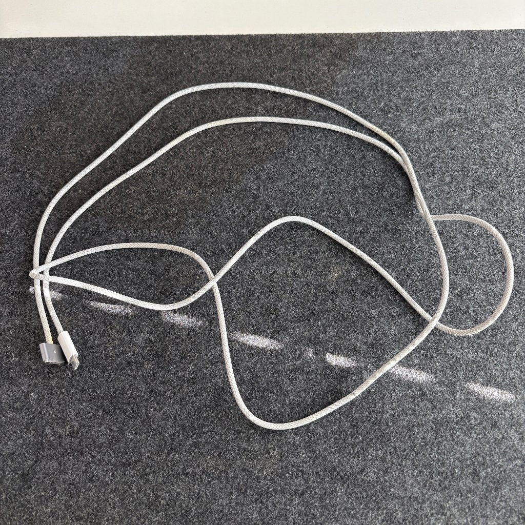 Apple USB‑C-naar-MagSafe 3-kabel (2 m) - Spacegrijs, Computers en Software, Laptop-opladers, Ophalen of Verzenden, Zo goed als nieuw
