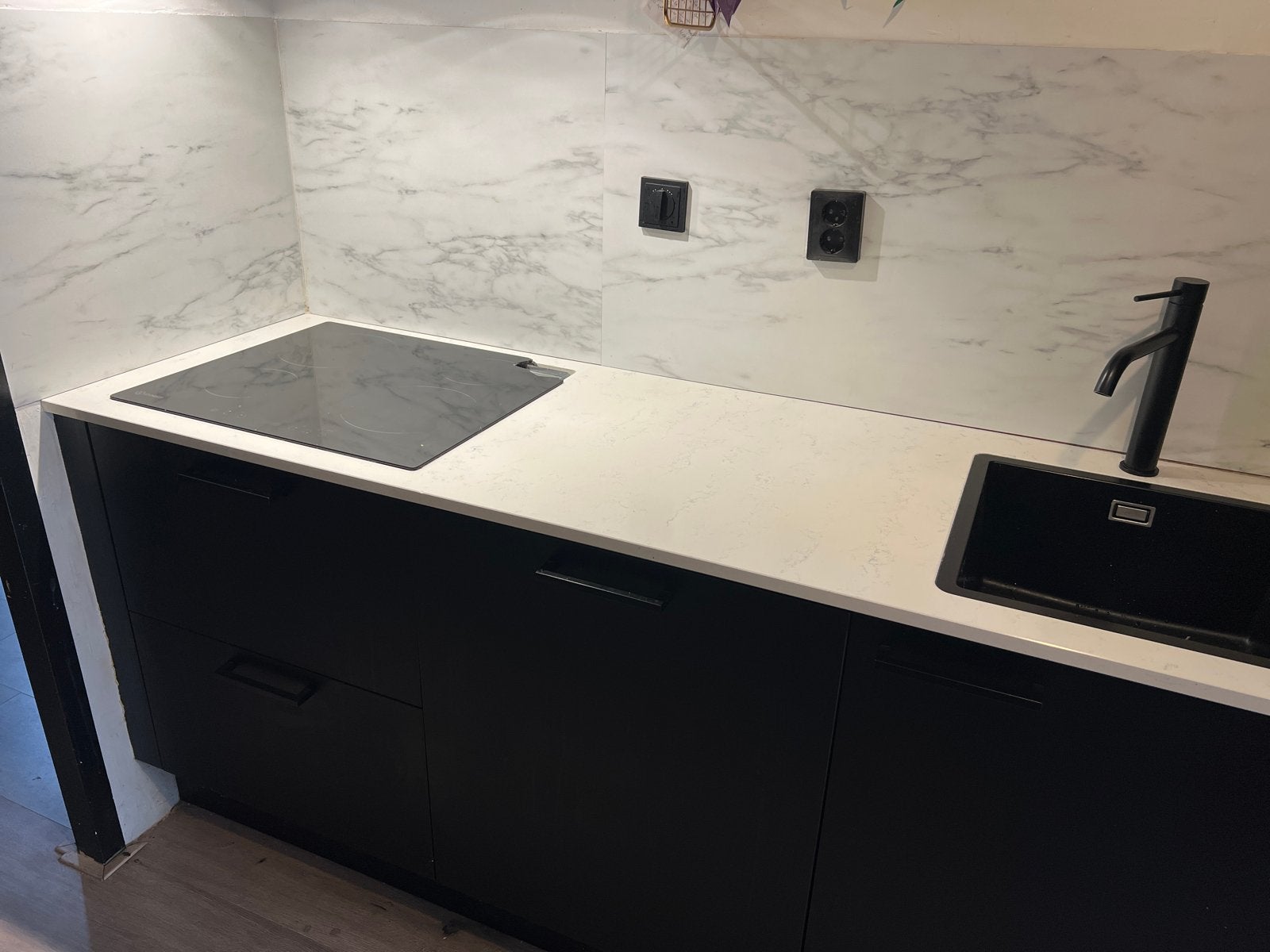 Moderne zwarte keuken met wit (marmerlook) composiet blad, Huis en Inrichting, Ophalen, Gebruikt, Zwart, Enkelwandige keuken