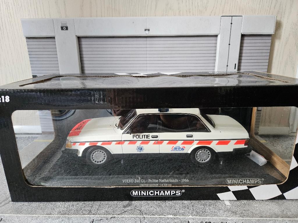 Minichamps Volvo 240 GL Politie Netherlands 1986 1/18 in ovp, Hobby en Vrije tijd, Ophalen of Verzenden, Zo goed als nieuw, Auto