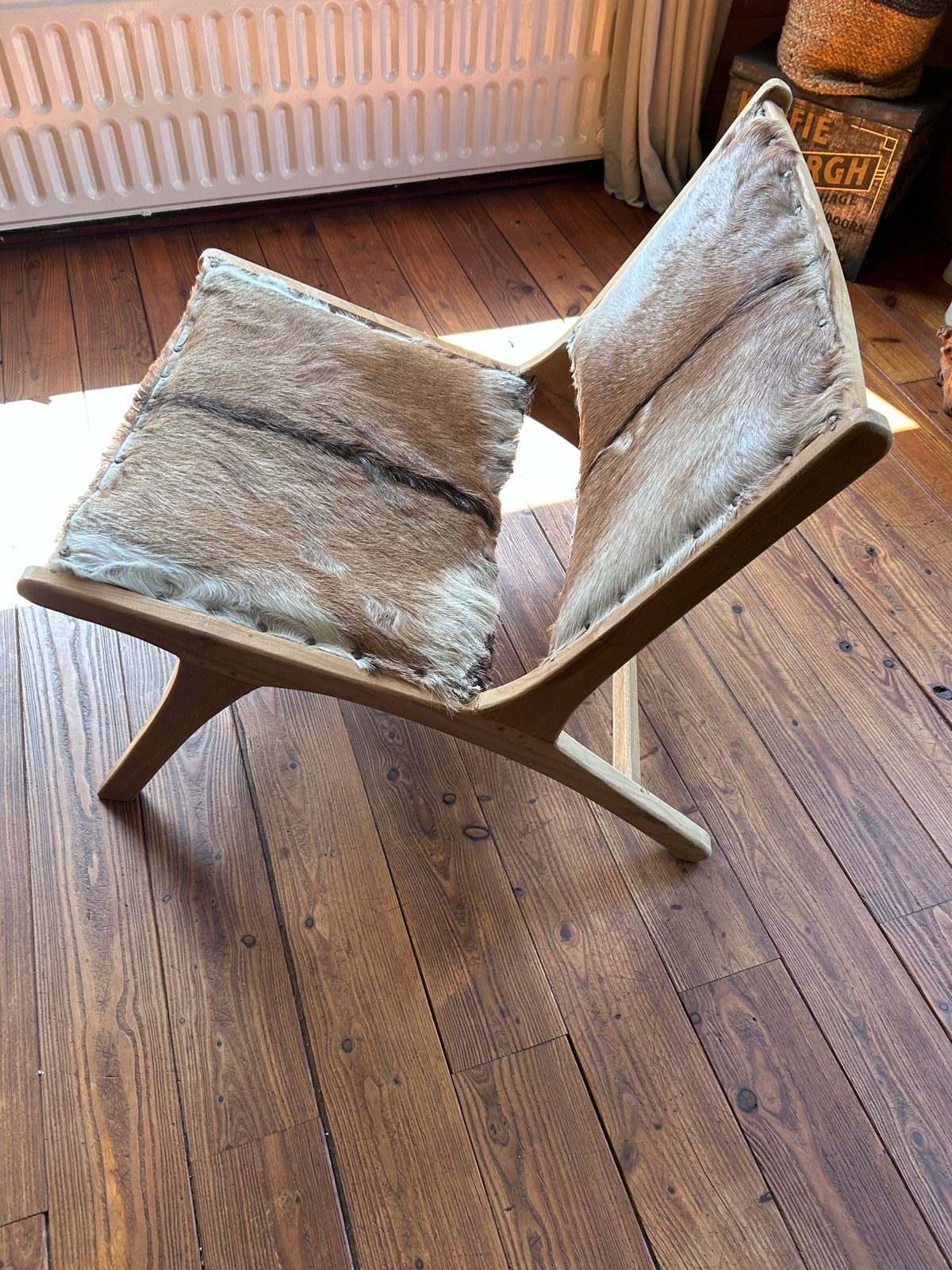 Unieke houten stoel met geitenvel bekleding, Ophalen, Bruin, Zo goed als nieuw, Eén