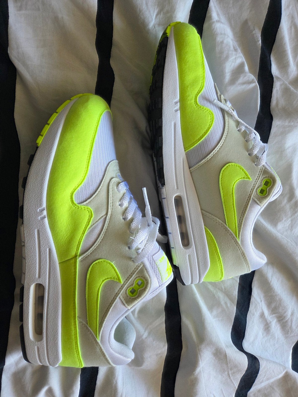 Nike Air Max 1 (W) "Volt suède" 44, Ophalen of Verzenden, Zo goed als nieuw, Overige kleuren