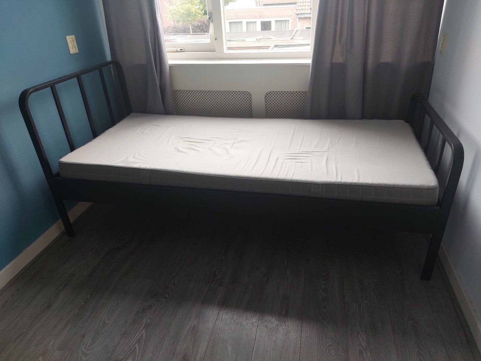 Leuk zwart 1 persoonsbed evt met matras., Huis en Inrichting, Ophalen, 90 cm, Eenpersoons, Zwart