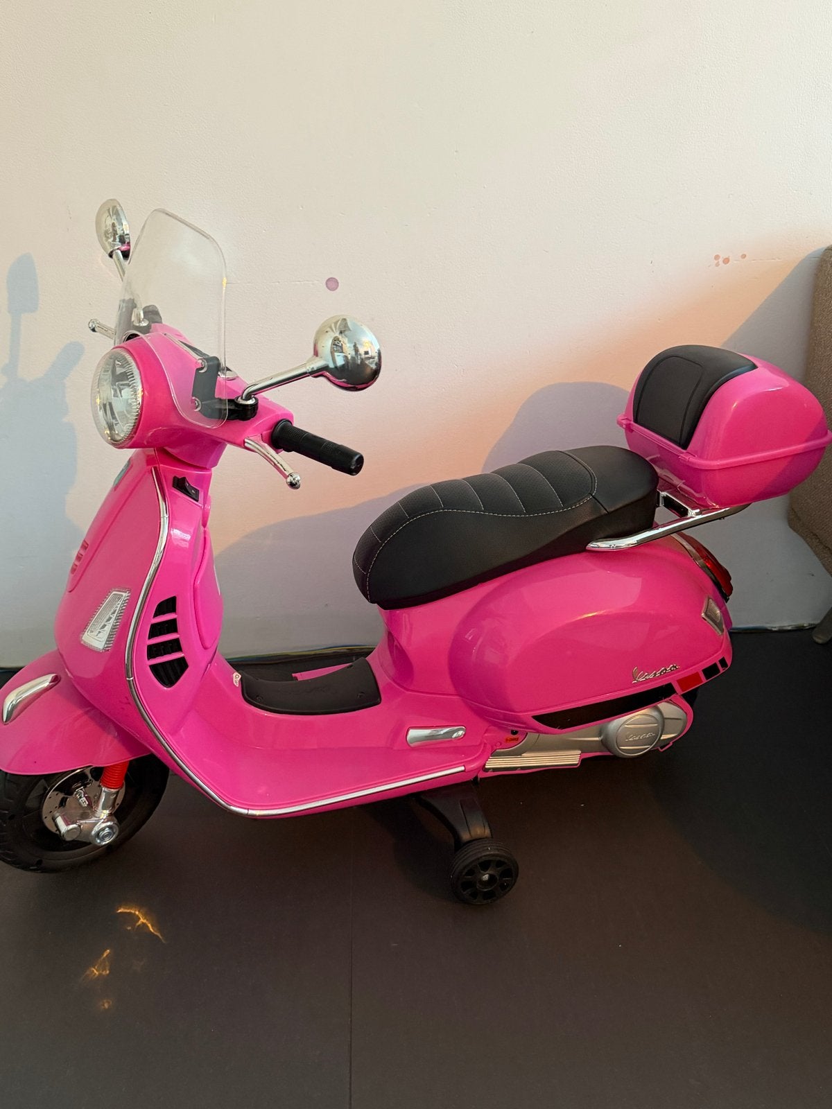 Roze elektrische kinderscooter Vespa met zijwieltjes, Ophalen, Zo goed als nieuw