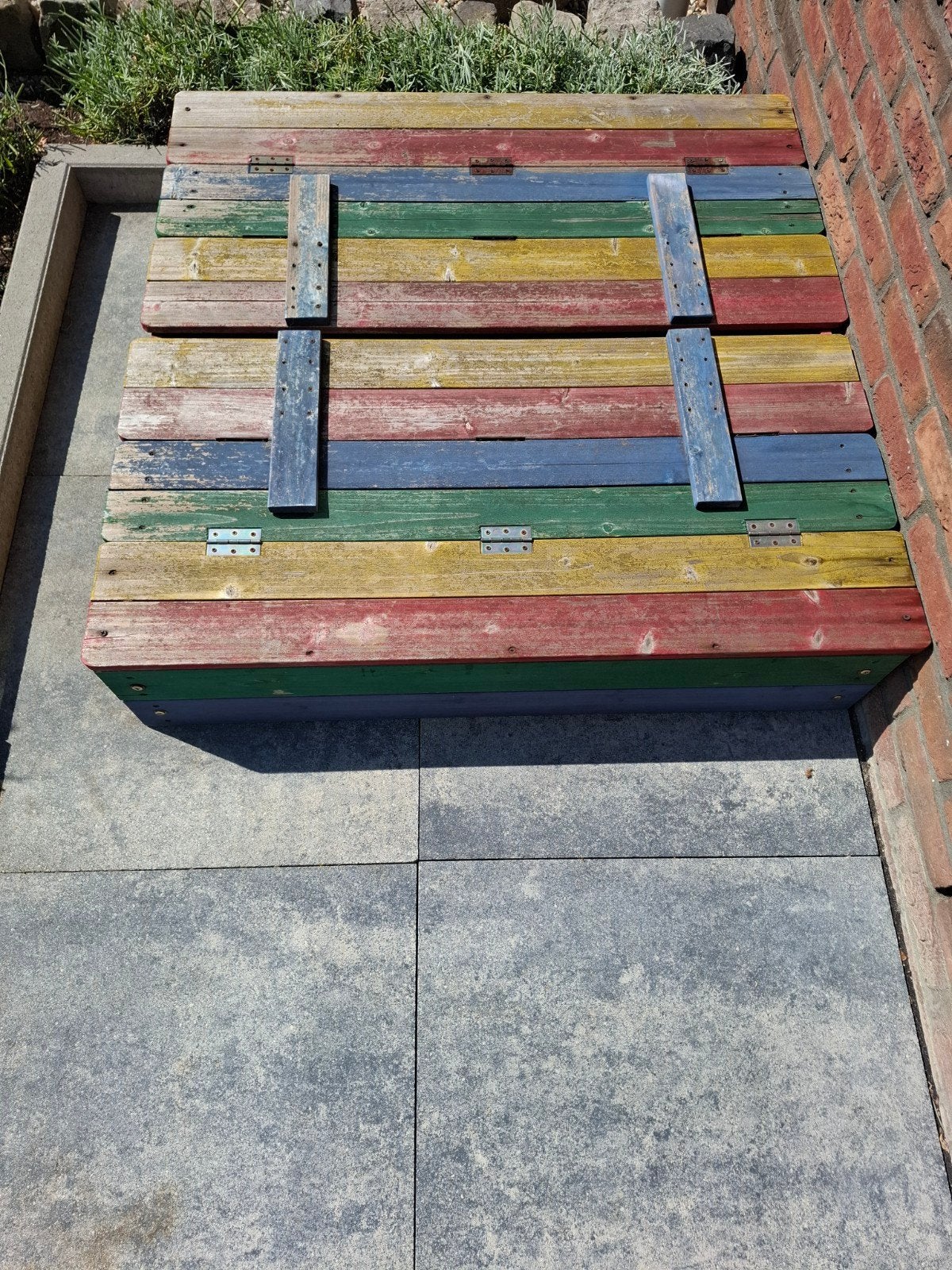 Gekleurde zandbak met deksel - 100x100x21cm, Ophalen, Gebruikt