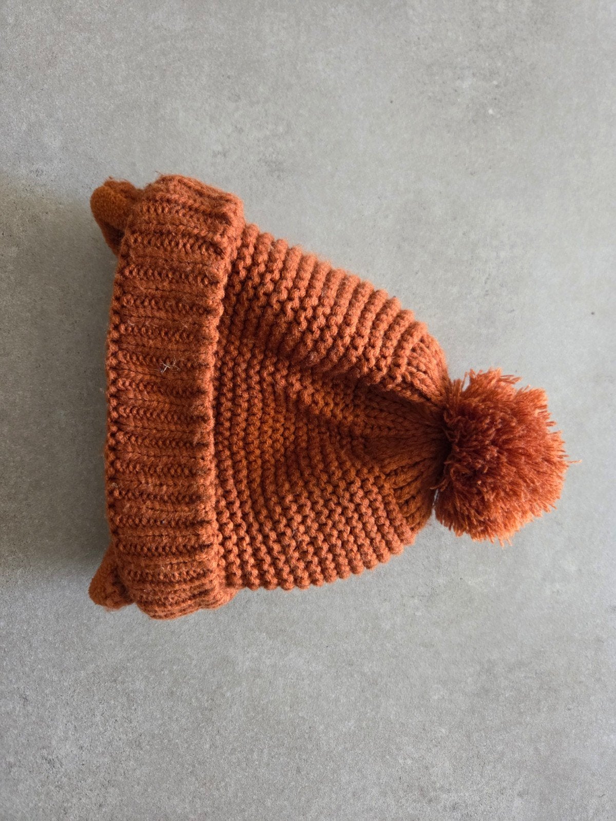 Hema mutsje met pompon 6 maanden, Kinderen en Baby's, Babykleding | Mutsen, Sjaals en Wanten, Jongetje of Meisje, Ophalen of Verzenden