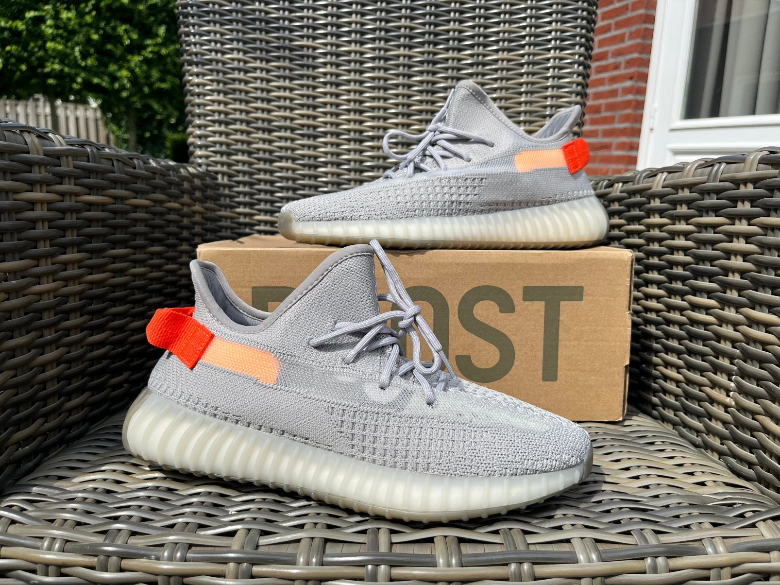 Yeezy Boost 350 V2 Tail Light - GLOEDNIEUW! - Maat 43 -Actie, Kleding | Heren, Schoenen, Verzenden, Wit, Nieuw, Sneakers of Gympen