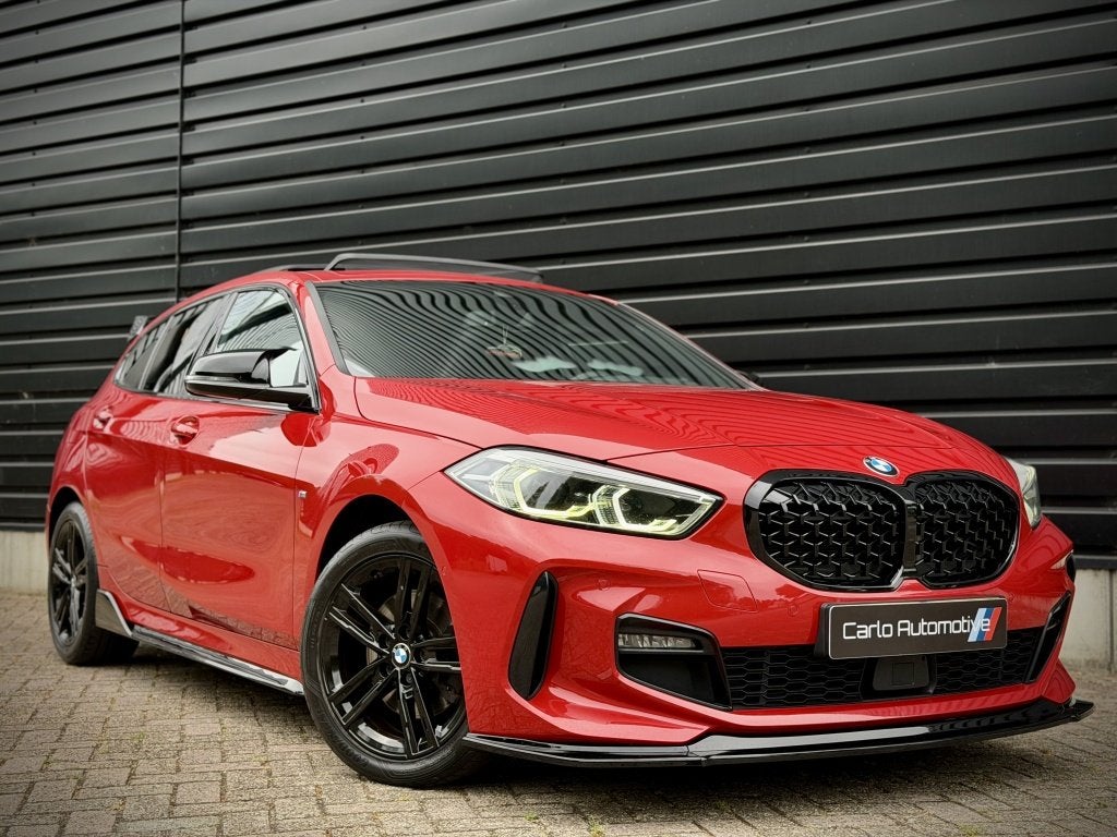 BMW 1-serie 118i M-PERF. M135 PANO|SCHAALSTOEL|HK|HUD|ACC, Gebruikt, 3 cilinders, Automatische klimaatregeling, 695 kg