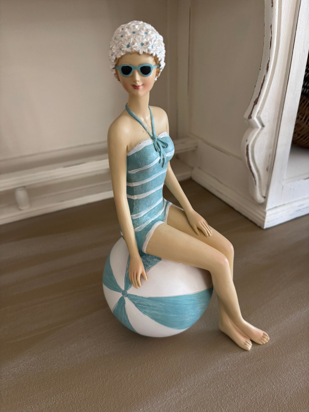 Beeld vrouw badmuts zomer hoogte 25 cm, Ophalen of Verzenden, Zo goed als nieuw, Mens