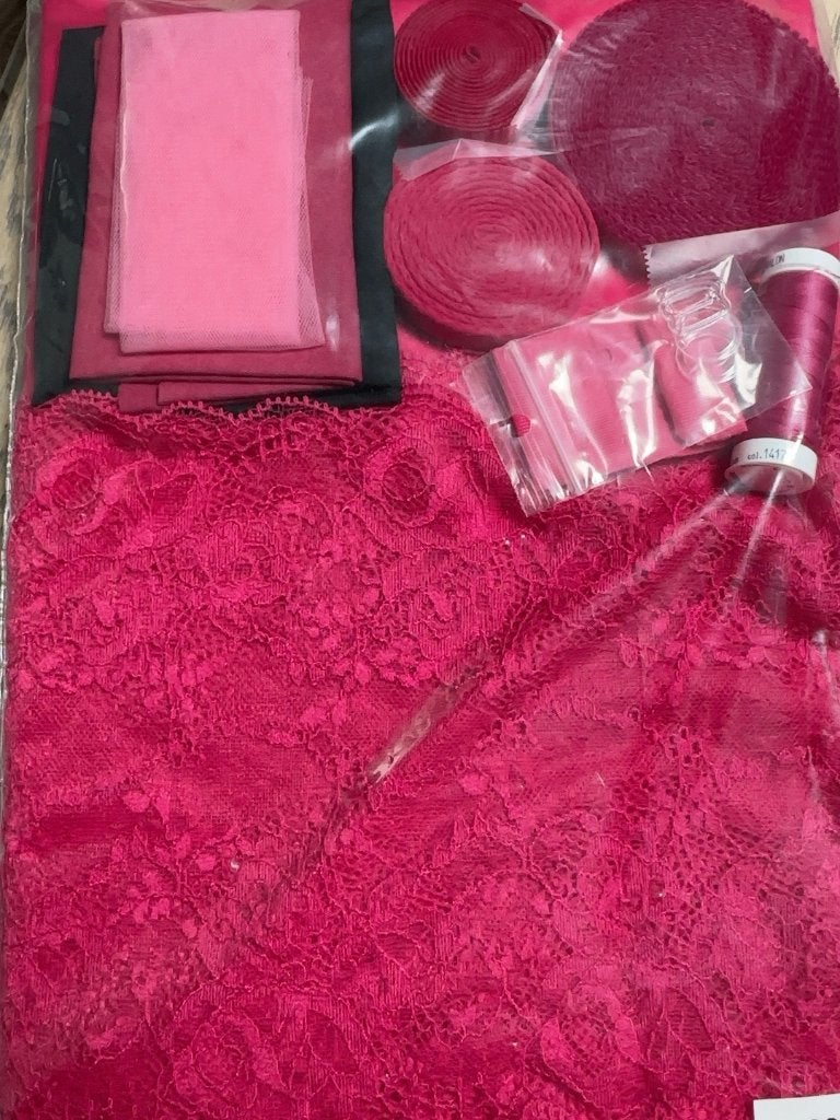 NR.20 RASPBERRY PASSION LINGERIE COMPL. PAKKET REKBAAR KANT, Ophalen of Verzenden, Nieuw, Kant