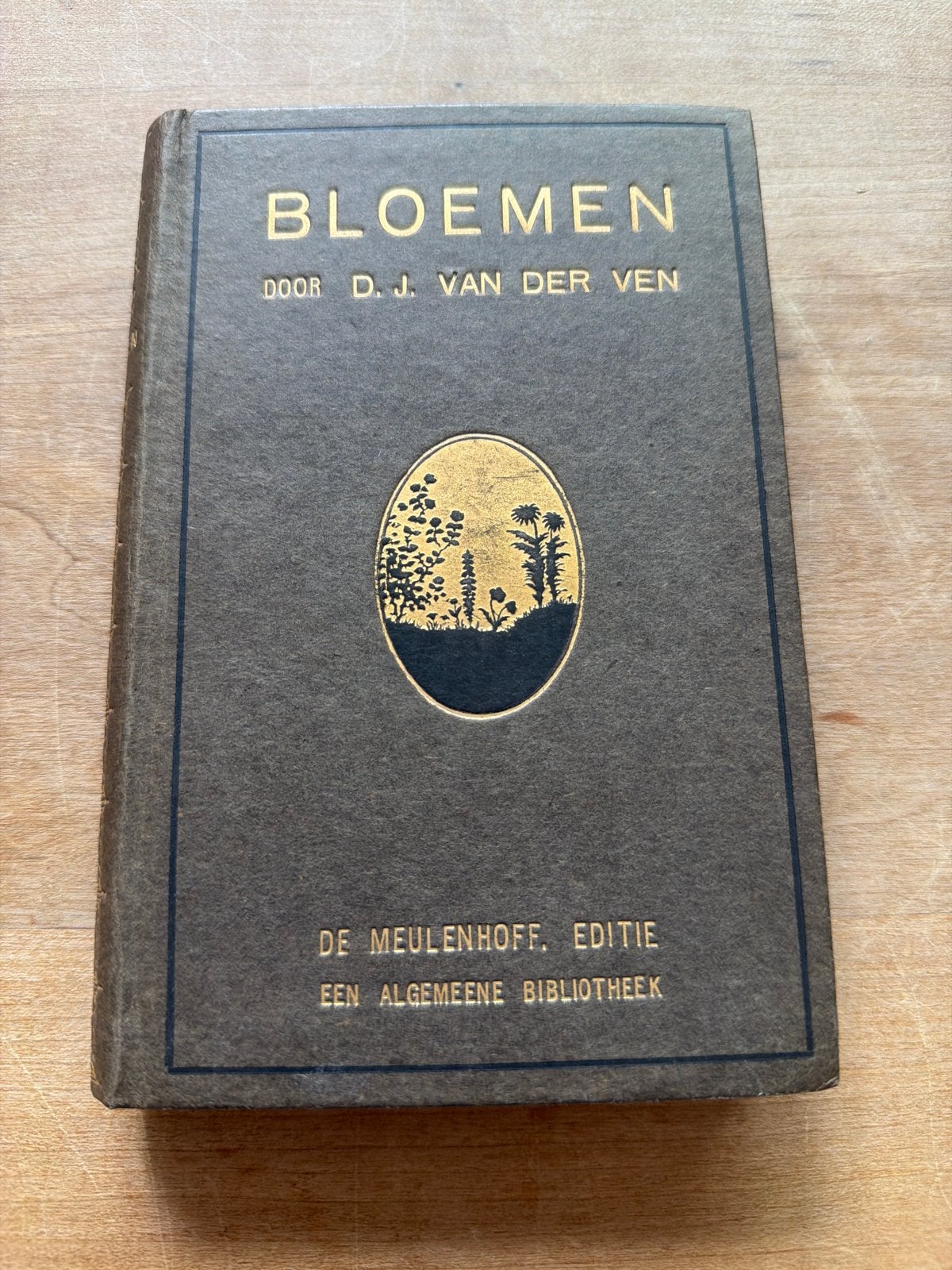 Bloemen - D.J. van der Ven - De Meulenhoff Editie, Ophalen of Verzenden, Gelezen, Bloemen, Planten en Bomen