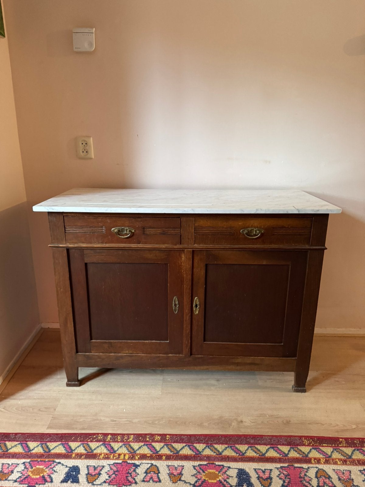 Vintage houten buffetkast met Carrara marmeren blad, Ophalen, Zo goed als nieuw, 25 tot 50 cm