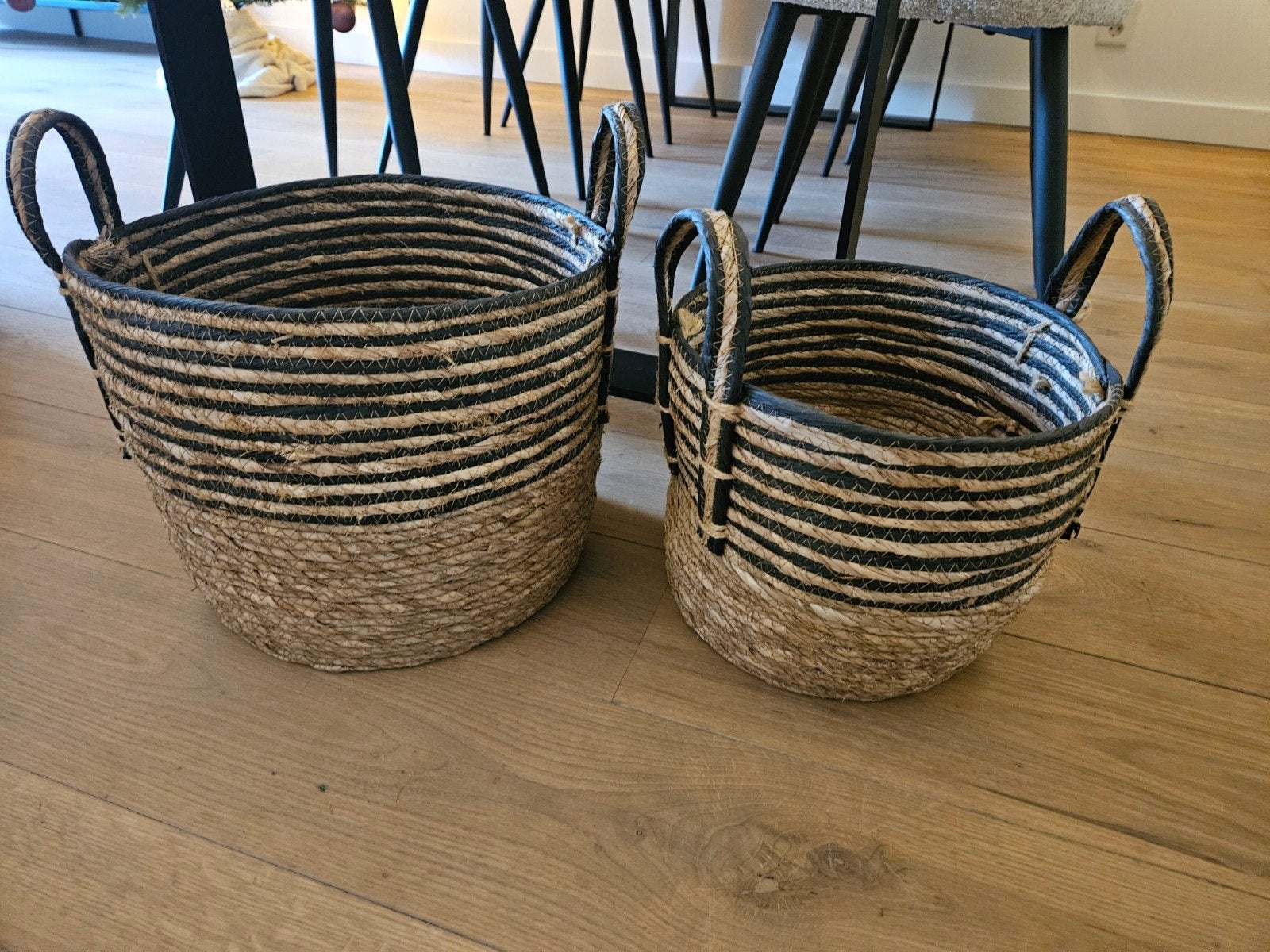 Set van 2 rieten manden - zwart/naturel gestreept, Huis en Inrichting, Ophalen, Mand, Rond, Zo goed als nieuw