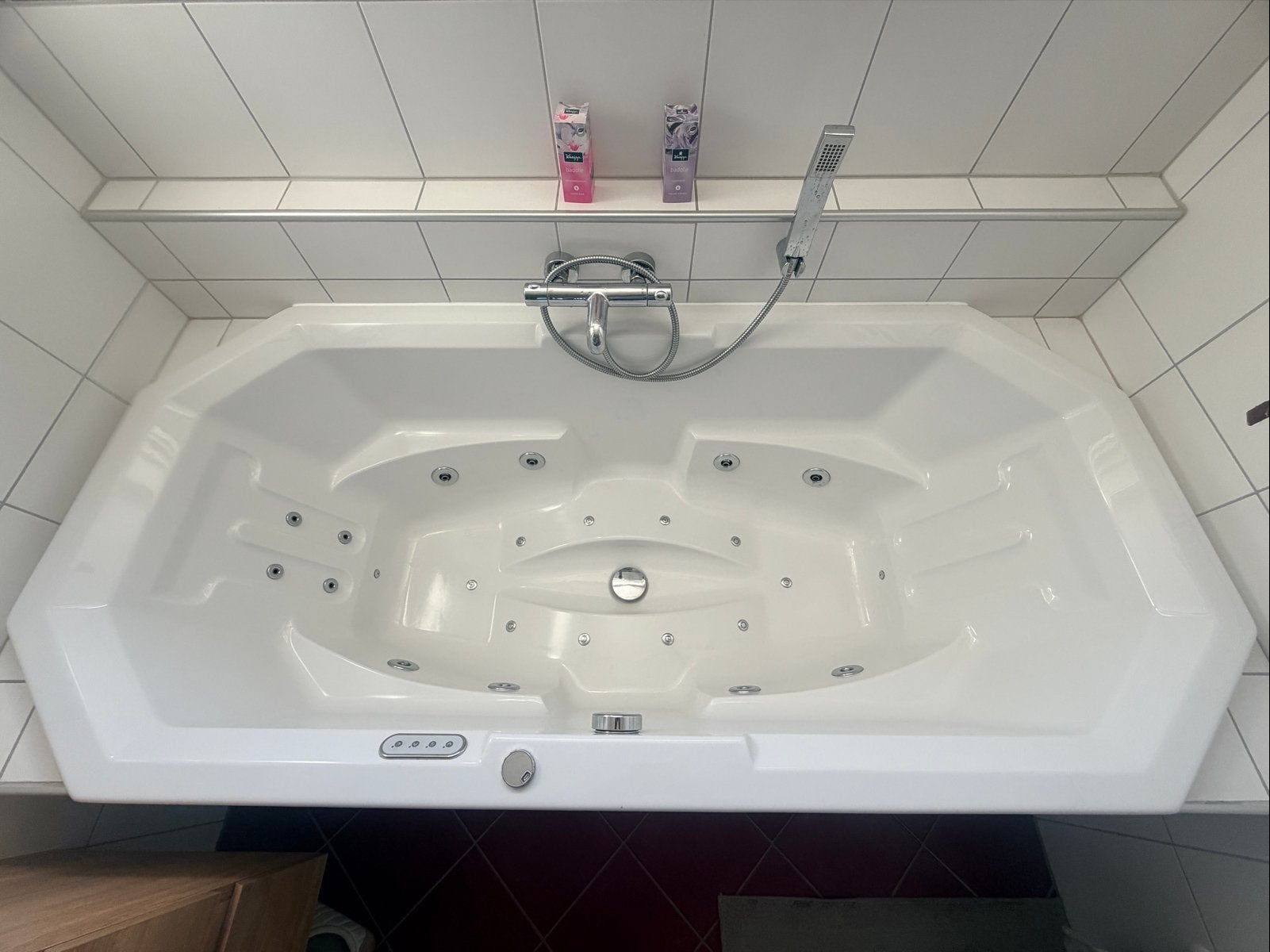 Ligbad met jets en bubbels, Ophalen, Gebruikt, Bad
