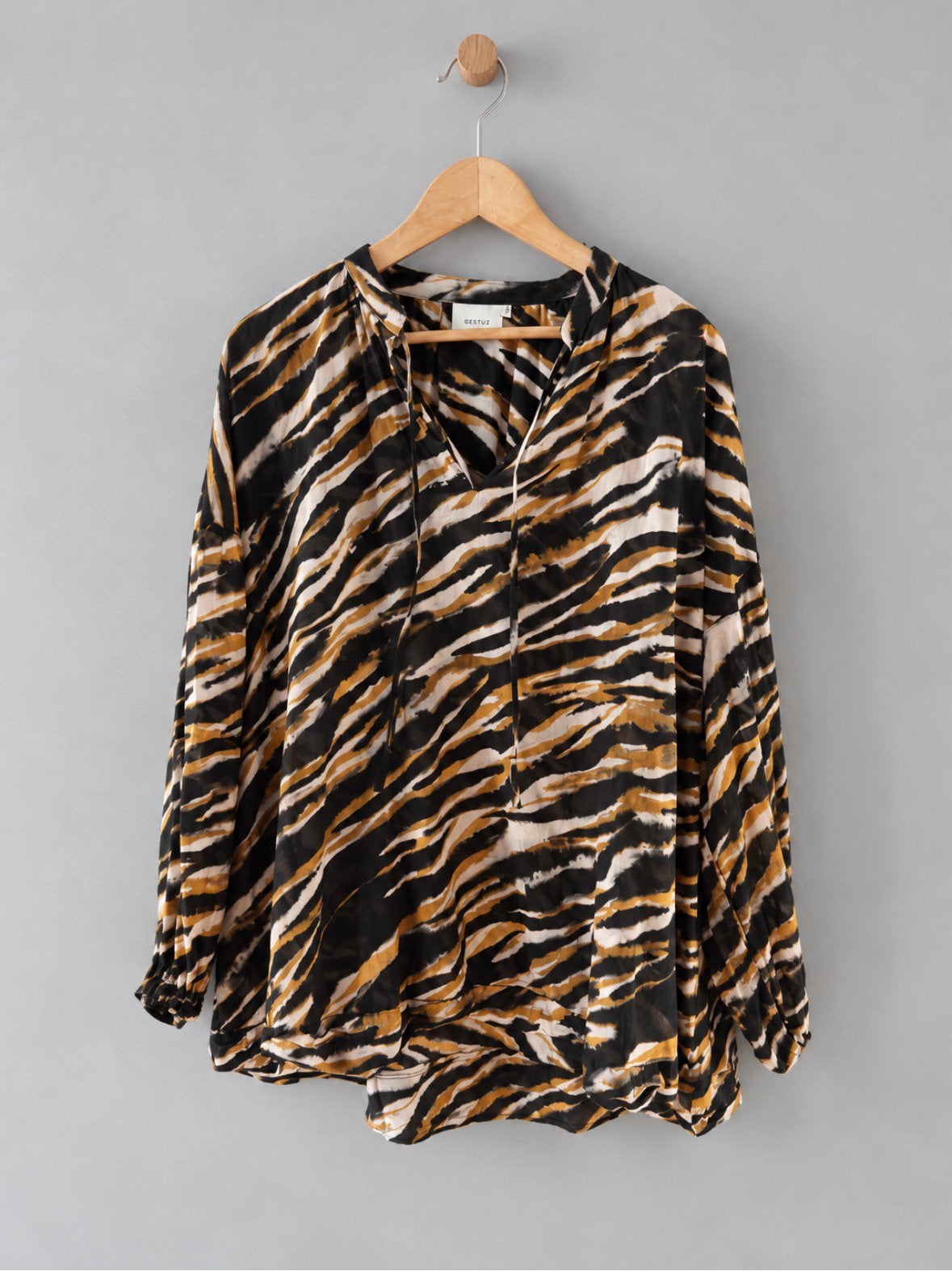 Gestuz blouse top tijger print zwart bruin beige 38 M medium, Kleding | Dames, Ophalen of Verzenden, Zo goed als nieuw, Maat 38/40 (M)