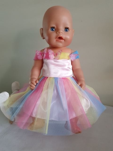 Poppenkleertjes regenboogjurkje voor een baby pop van 43 cm, Kinderen en Baby's, Ophalen of Verzenden, Nieuw, Babypop
