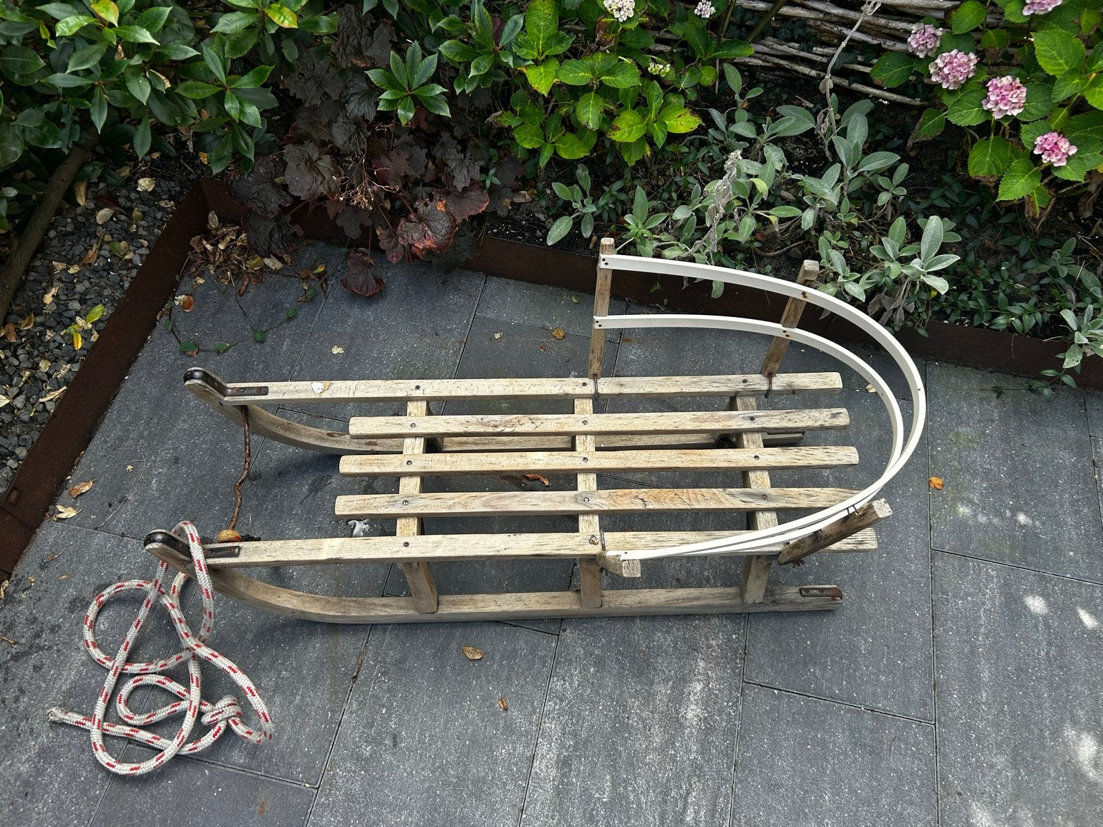Vintage houten slee met rugleuning en touw, Kinderen en Baby's, Ophalen, Rugleuning, Gebruikt, Hout