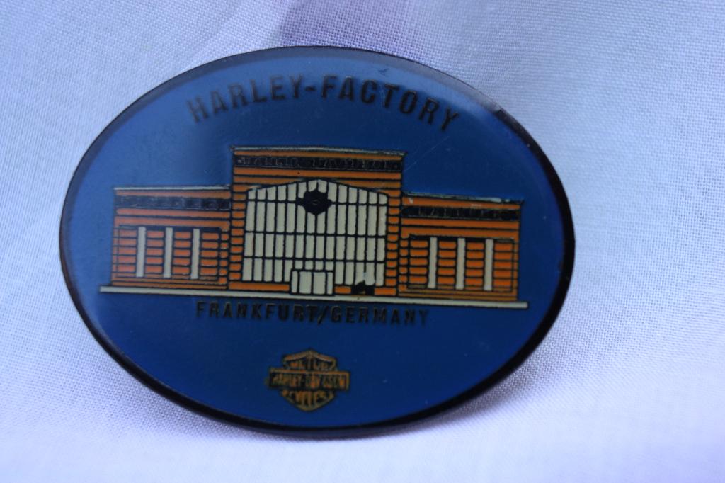 Mooie grote pin Harley-Davidson factory Frankfurt Germany, Ophalen of Verzenden, Gebruikt, Merk, Speldje of Pin