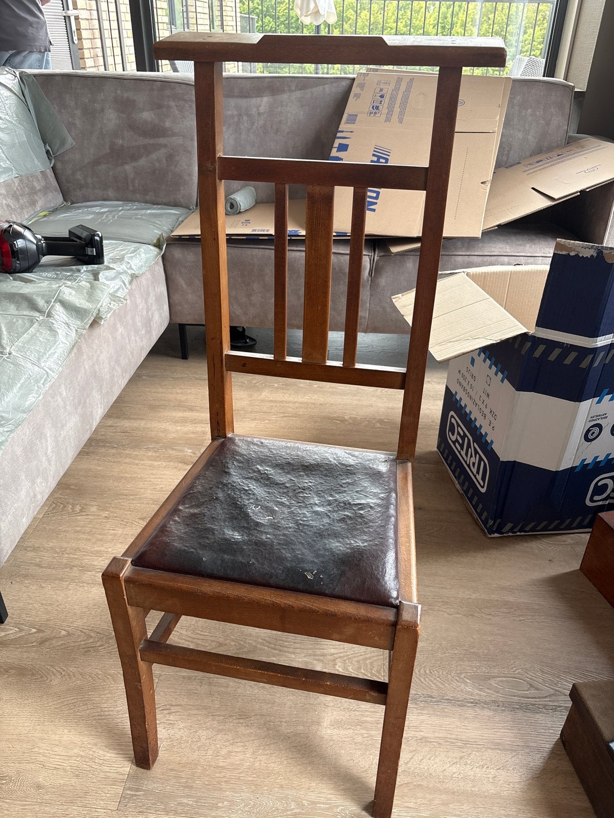 Antieke houten biecht / bid stoel met lederen zitting, Ophalen