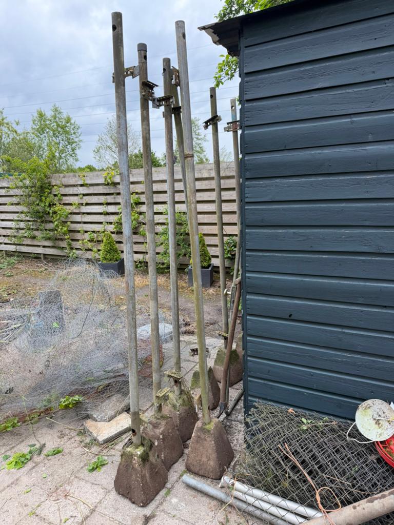 8 palen met betonvoet en 1 deur, Ophalen, IJzer