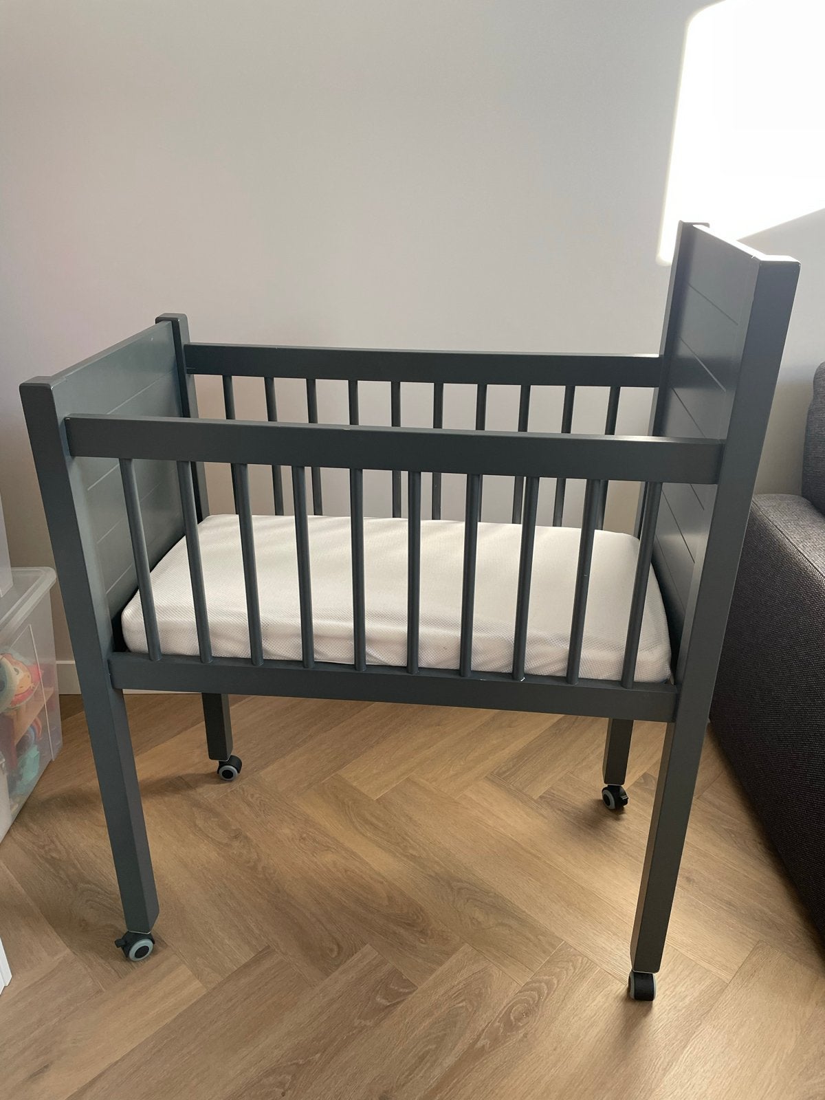Kidsmill Noa Wieg op wieltjes met matras en Aerosleep hoes, Ophalen, Zo goed als nieuw, Wieg