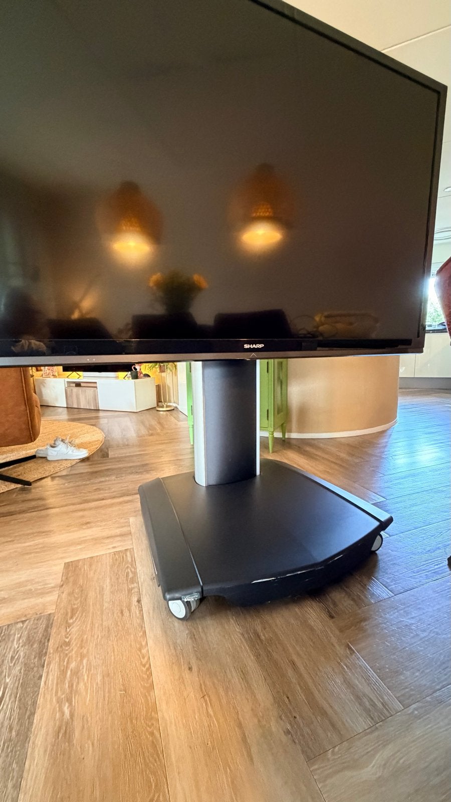 Foto 6 van Sharp Aquos 80 inch Full HD TV met presentatievoet