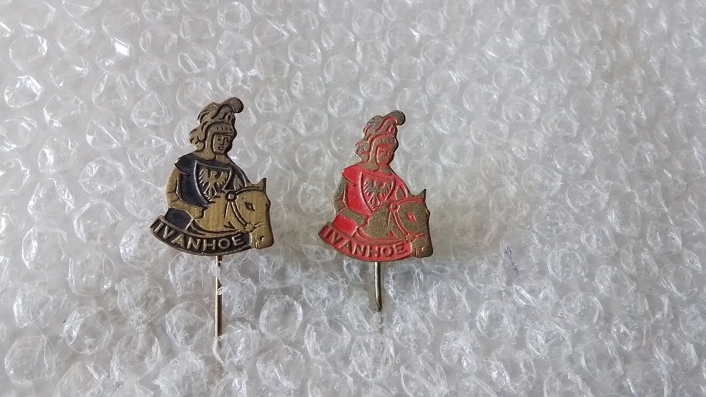 2 verschillende kleuren speldjes Ivanhoe, Verzamelen, Speldjes, Pins en Buttons, Ophalen of Verzenden, Zo goed als nieuw, Overige onderwerpen