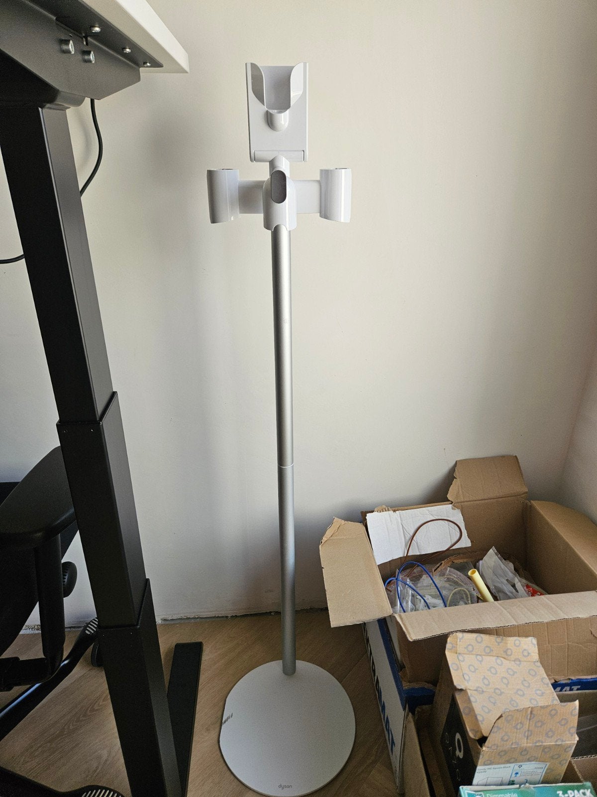 Dyson Vloerstandaard met accessoires houder -Voet beschadigd, Ophalen, Gebruikt, Inclusief accessoires, Dyson