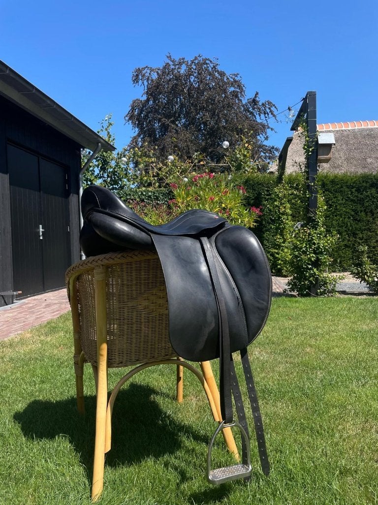 Schutte Dressuurzadel 17,5 inch, Dieren en Toebehoren, Paarden en Pony's | Zadels, L (17.5 inch), Gebruikt, Overige merken, Inclusief stijgbeugels