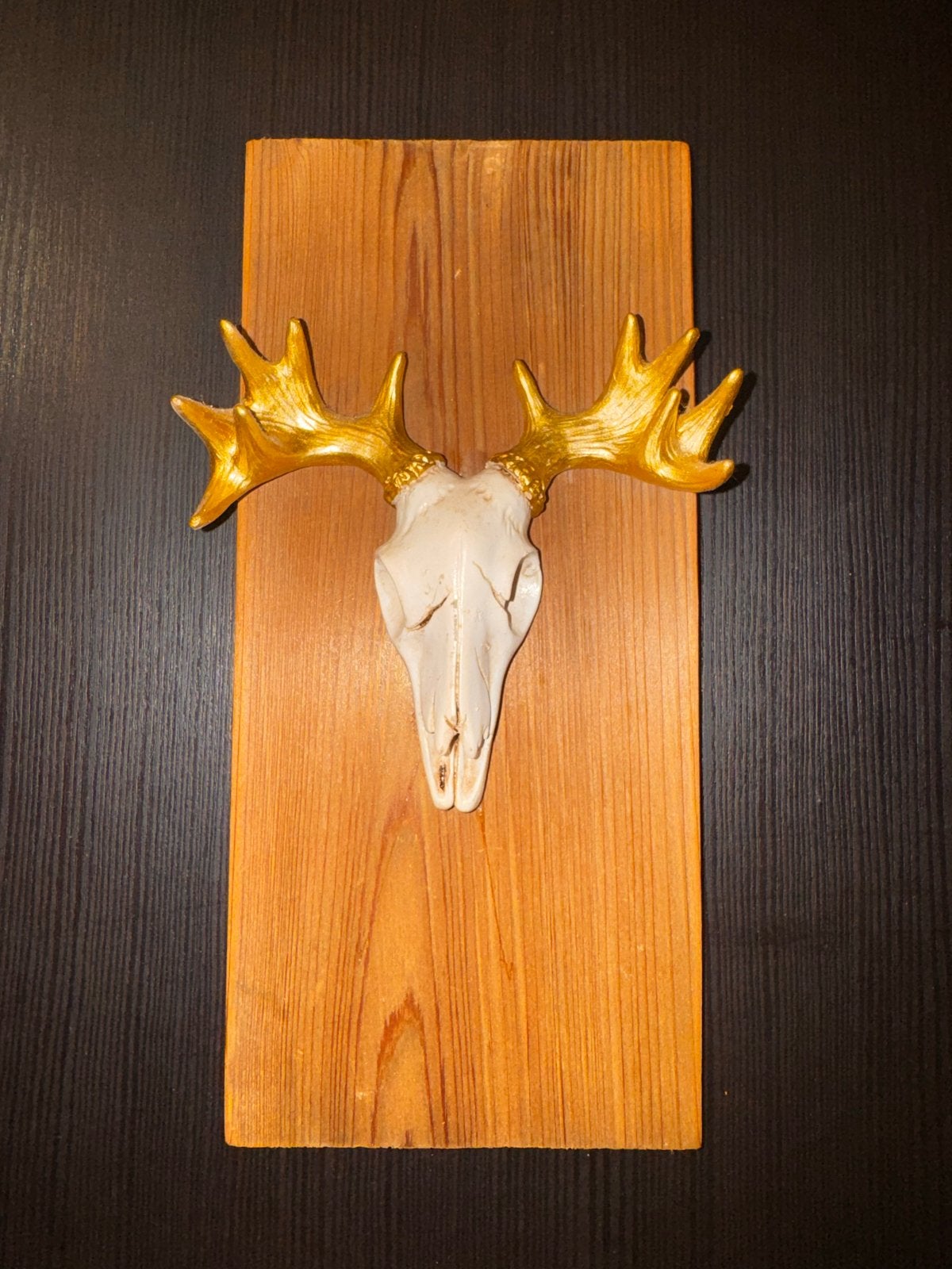 Mooie muur decoratie - Hertenkop met gouden gewei, Gebruikt, Hout, Decoratieobject, Ophalen of Verzenden