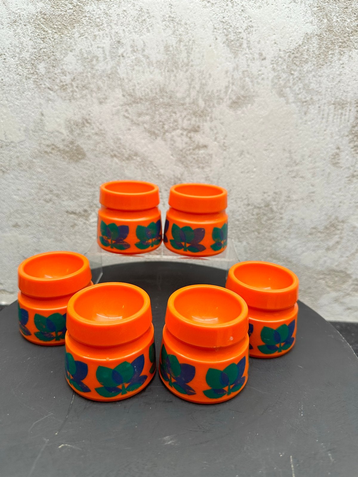 Vintage oranje eierdopjes met bloemmotief - set van 6, Huis en Inrichting, Kunststof, Ophalen of Verzenden, Oranje, Overige typen