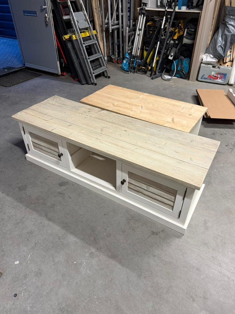 Eet tafel. Salontafel, tv meubel, kapstok, Ophalen