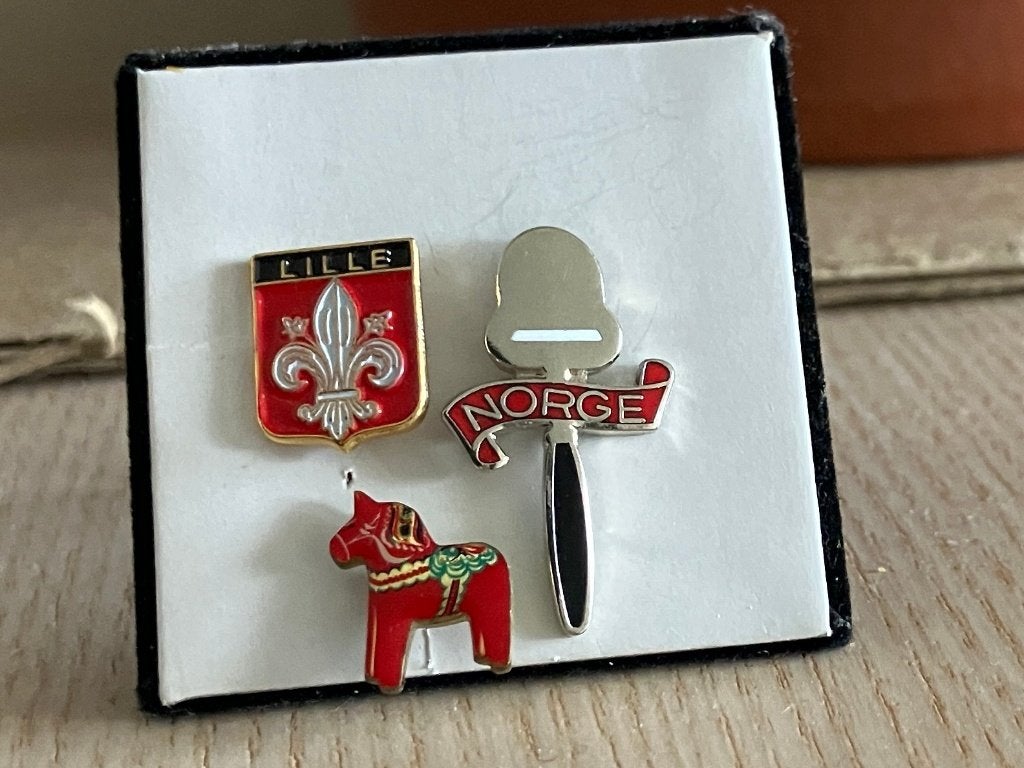 Drie mooie speldjes van Lille, Noorwegen en Zweden, Ophalen of Verzenden, Nieuw, Stad of Land, Speldje of Pin