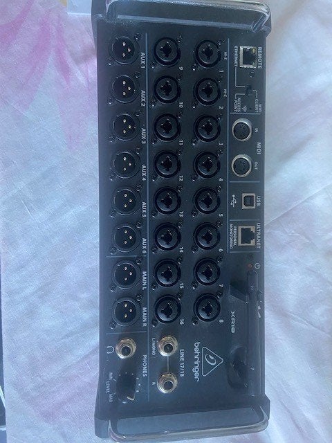 Behringer XR-18 Digitale Mixer - in Flightcase, Muziek en Instrumenten, Mengpanelen, Ophalen, Gebruikt, 10 tot 20 kanalen