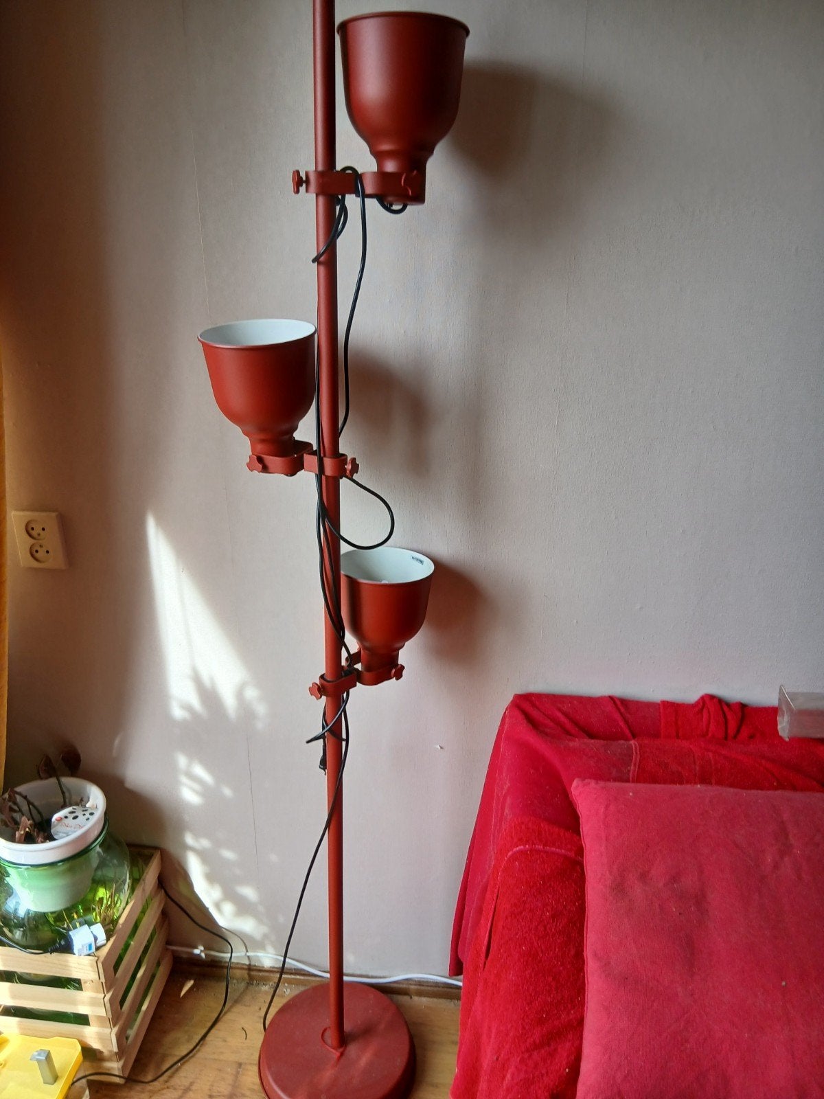 IKEA HEKTAR staande lamp met 3 rode spots, Ophalen, E14 (klein), Industrieel, Modern, Zo goed als nieuw