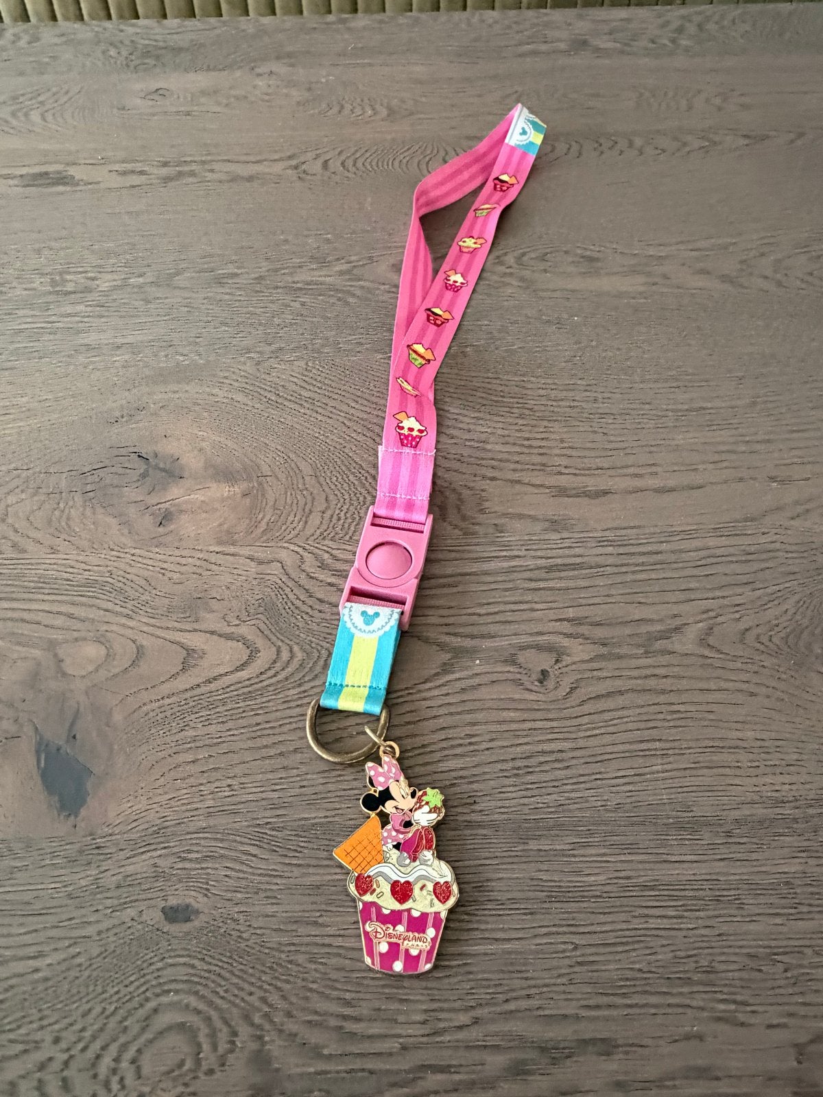 Disney Minnie Mouse Cupcake Lanyard Disneyland Parijs, Ophalen of Verzenden, Mickey Mouse, Zo goed als nieuw, Overige typen