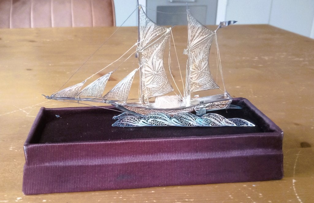 Filigrain zeilboot in glazen behuizing, Ophalen of Verzenden, Zilver