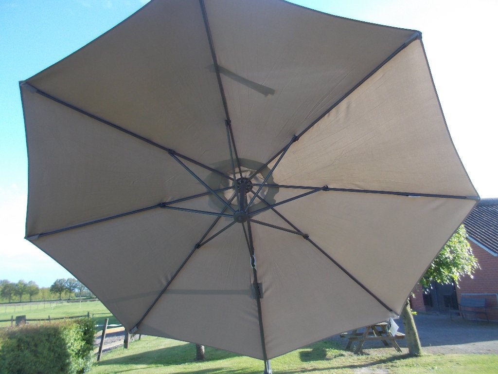 Nieuwe zweefparasol Platinum, 3m rond, licht grijs, Tuin en Terras, Parasols, Ophalen, Verstelbaar, 3 tot 4 meter, Zweefparasol