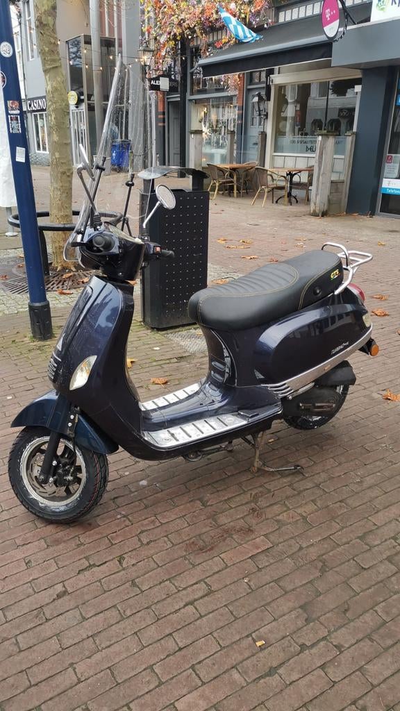 Nette scooter, Fietsen en Brommers, Snorfietsen en Snorscooters, Ophalen of Verzenden, Zo goed als nieuw, Benzine, Overige merken