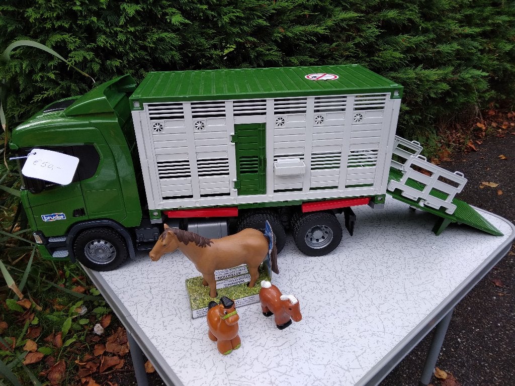 BRUDER VEEWAGEN + PAARD, NIEUWSTE TYPE SCANIA CABINE, Kinderen en Baby's, Ophalen of Verzenden, Zo goed als nieuw