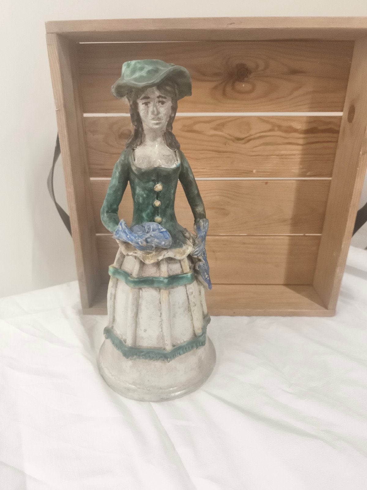 Vintage keramische beeldje van dame met vissen HG Nuenen, Ophalen of Verzenden, Dier
