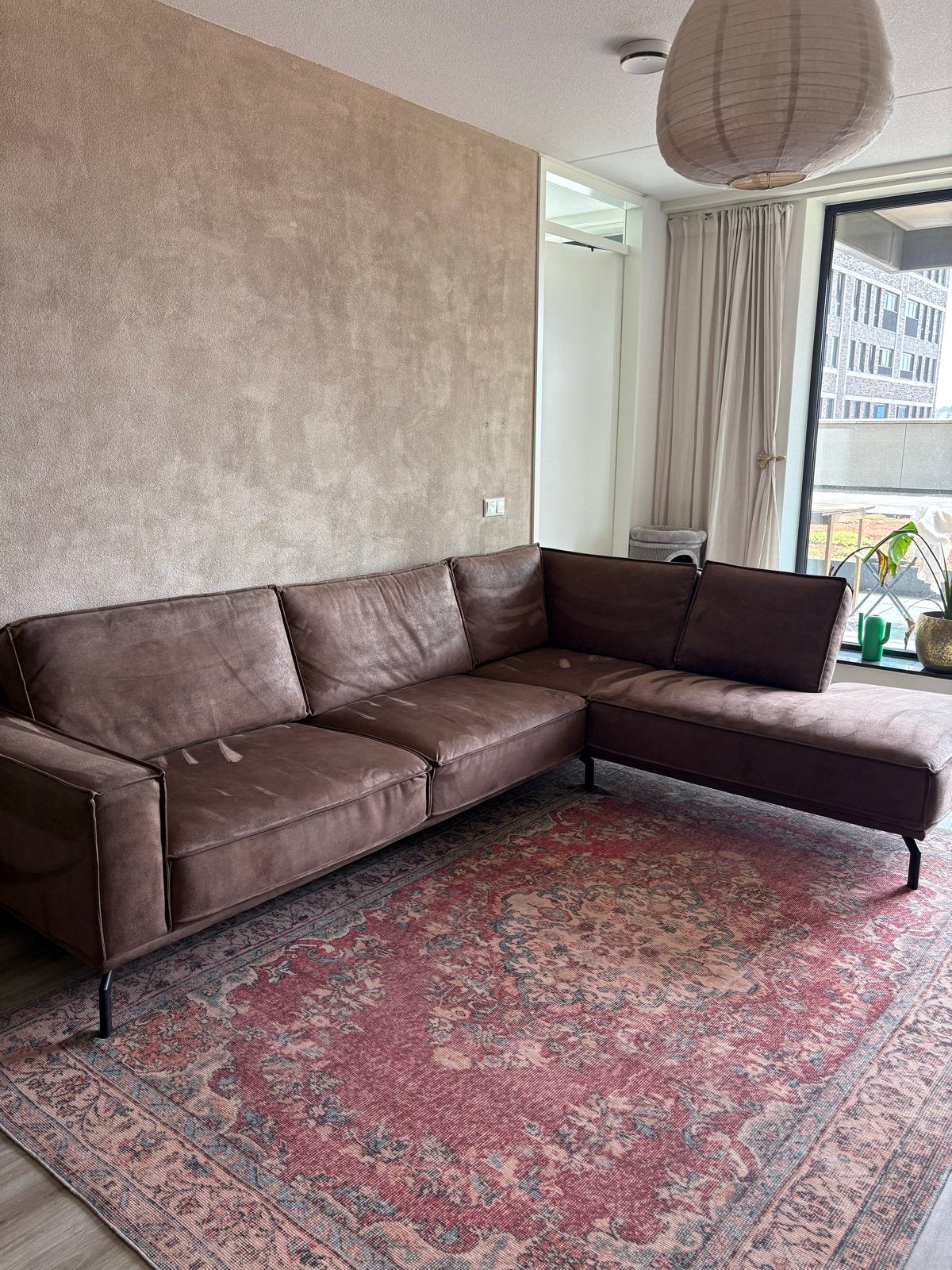 Comfortabele bruine suede hoekbank, Huis en Inrichting, Banken | Bankstellen, Ophalen, 250 tot 300 cm, Gebruikt, 100 tot 125 cm