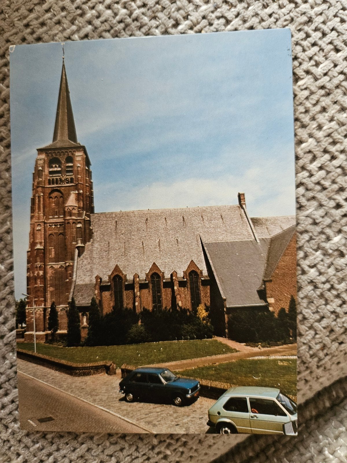 Moergestel R.K. Kerk / oude auto.s, Verzamelen, Ophalen of Verzenden, 1960 tot 1980, Gelopen, Noord-Brabant