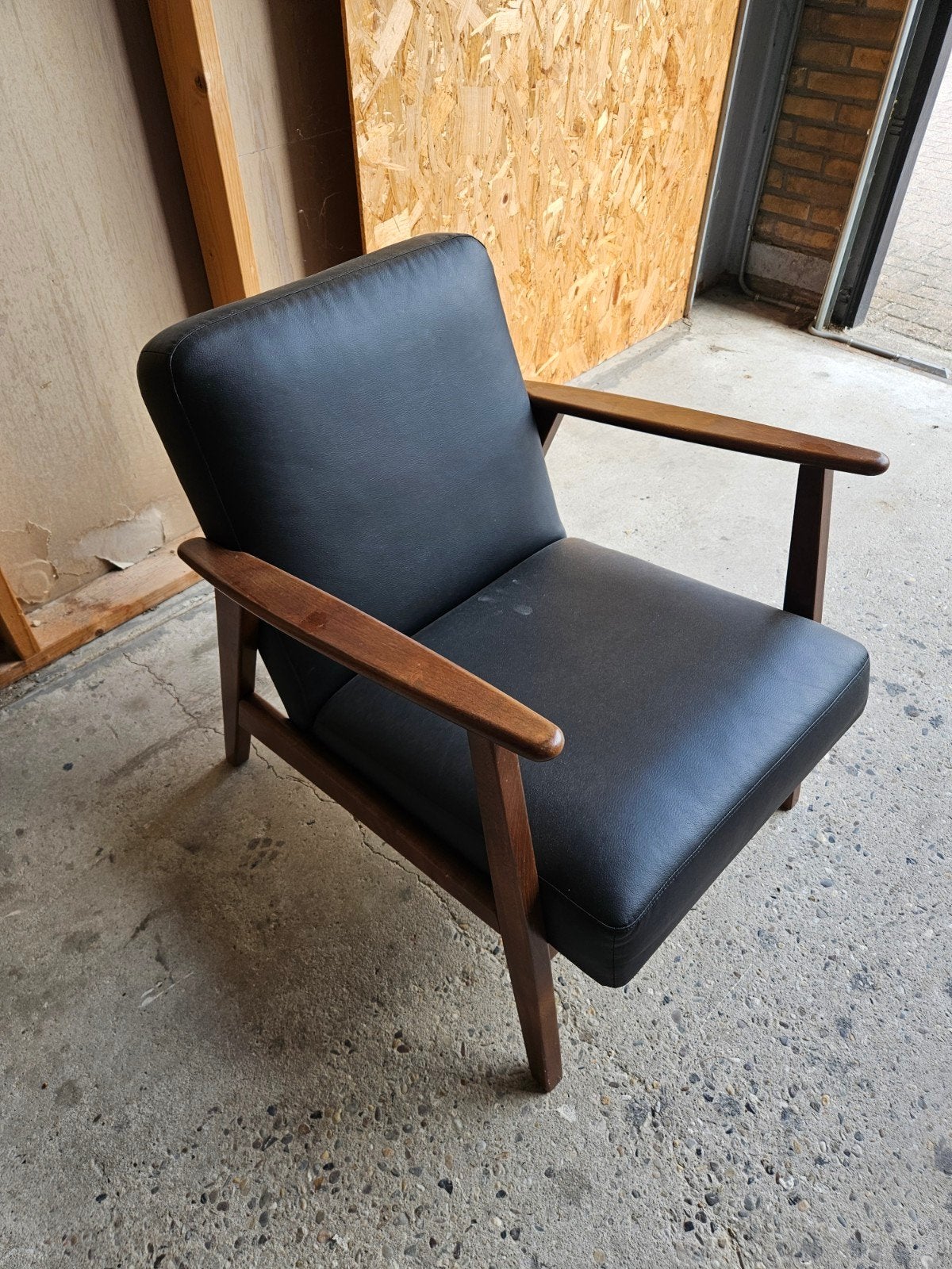 Vintage fauteuil met zwart kunstleer en houten frame, Gebruikt, Zwart, Vintage, Retro, Mid-century, Eén